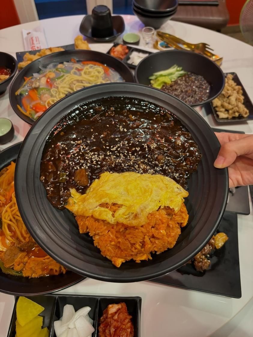 달걀을 올린 짜장 볶음밥