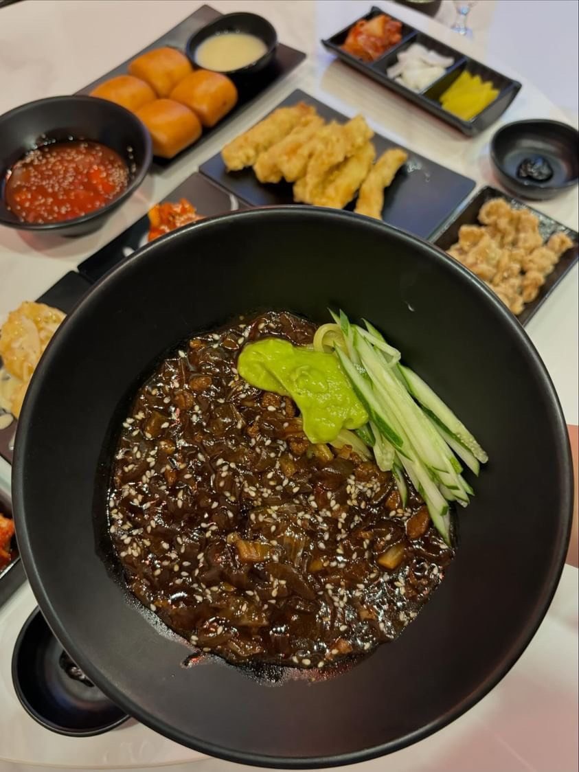 오이를 올린 짜장면