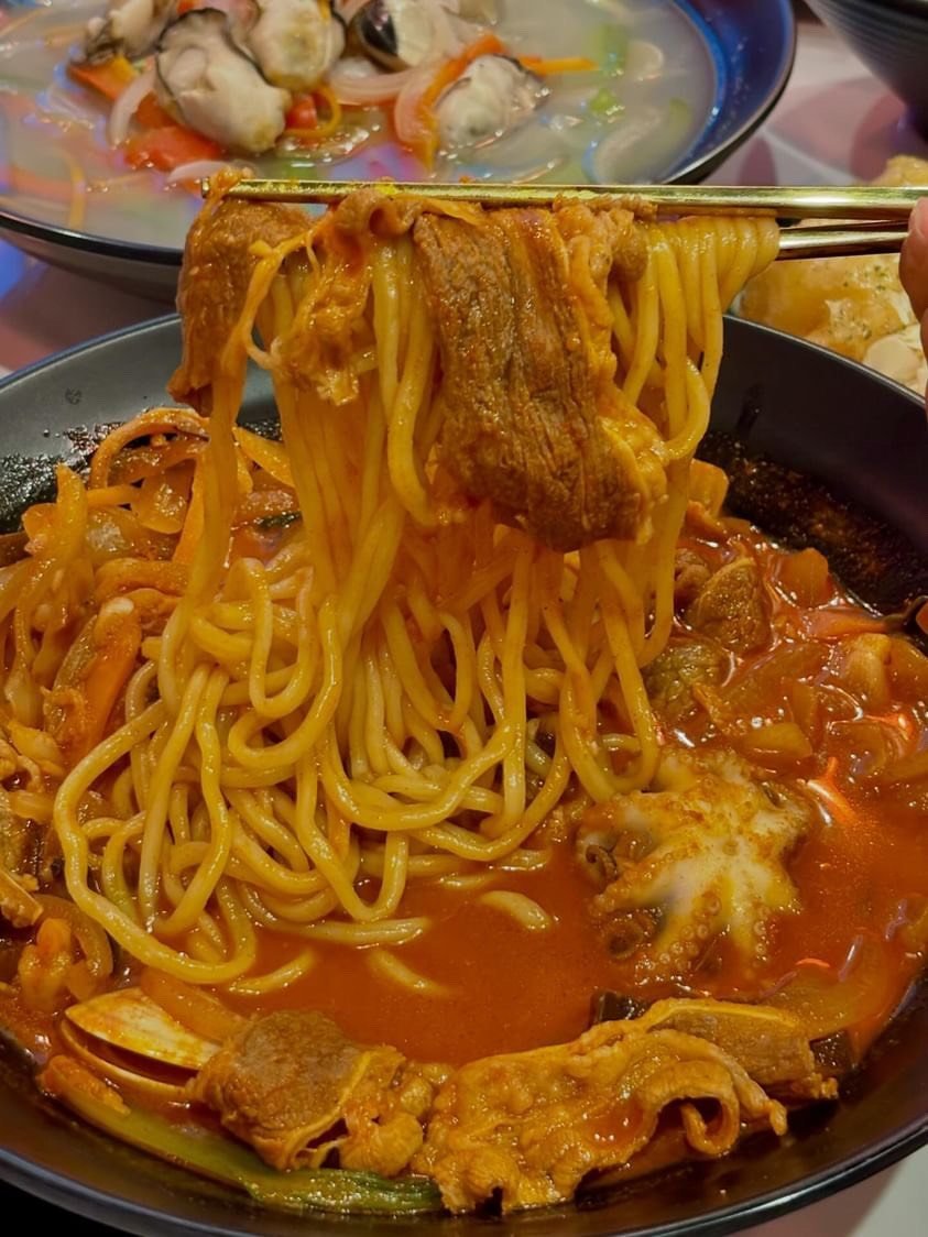 면을 들어 올린 99짬뽕의 짬뽕