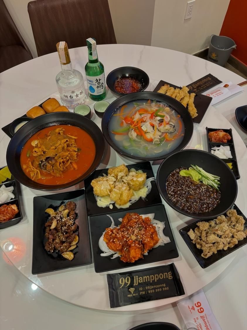 짬뽕과 요리가 가득 차려진 99짬뽕 테이블