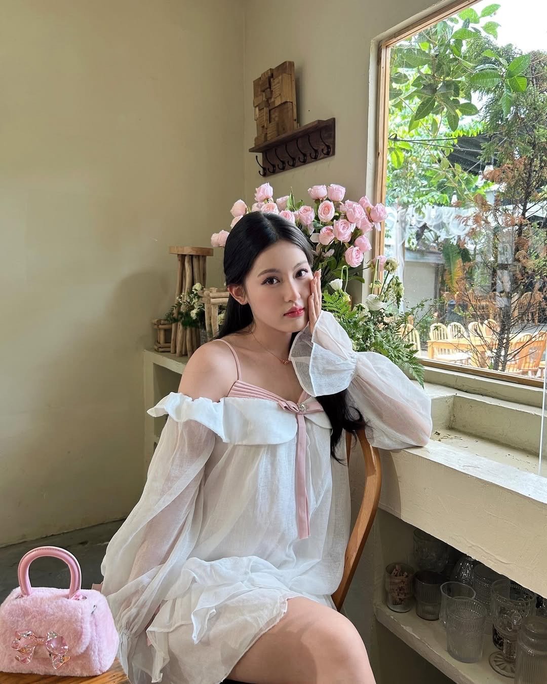 Đầm dáng bí màu trắng tinh khôi với thiết kế trễ vai quyến rũ kết hợp cùng phần 