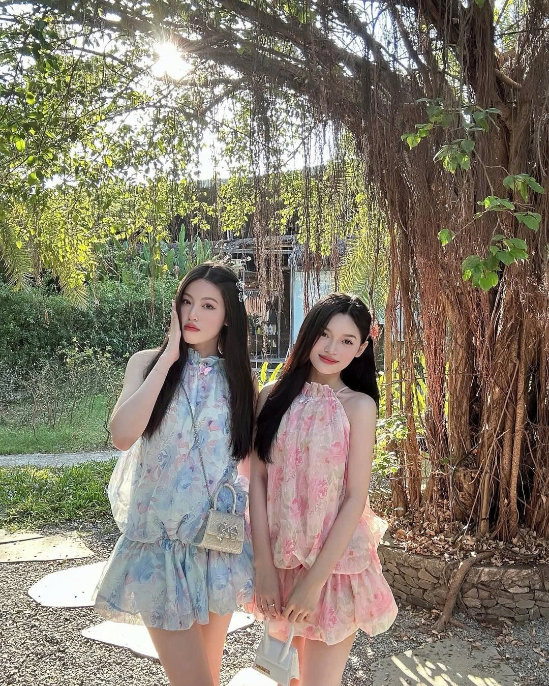 Sự kết hợp giữa phom dáng bí hiện đại và họa tiết hoa nhí cổ điển tạo sự đối lập