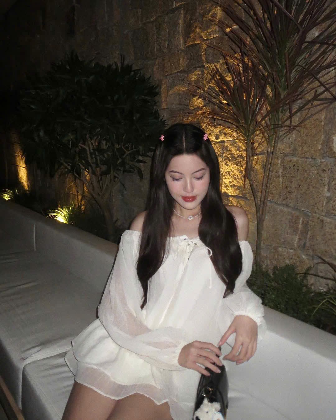 Đầm dáng bí là sự lựa chọn tối ưu cho những buổi tiệc tối nhờ sắc trắng tối giản