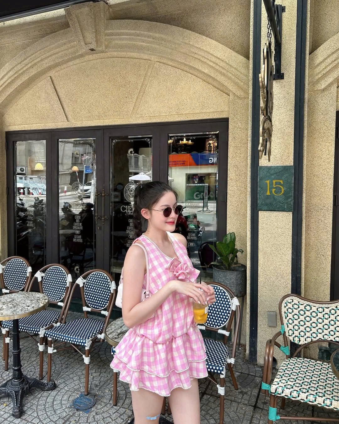 Đầm dáng bí phá cách với họa tiết ca rô bản lớn trên nền hồng rực rỡ, thiết kế c