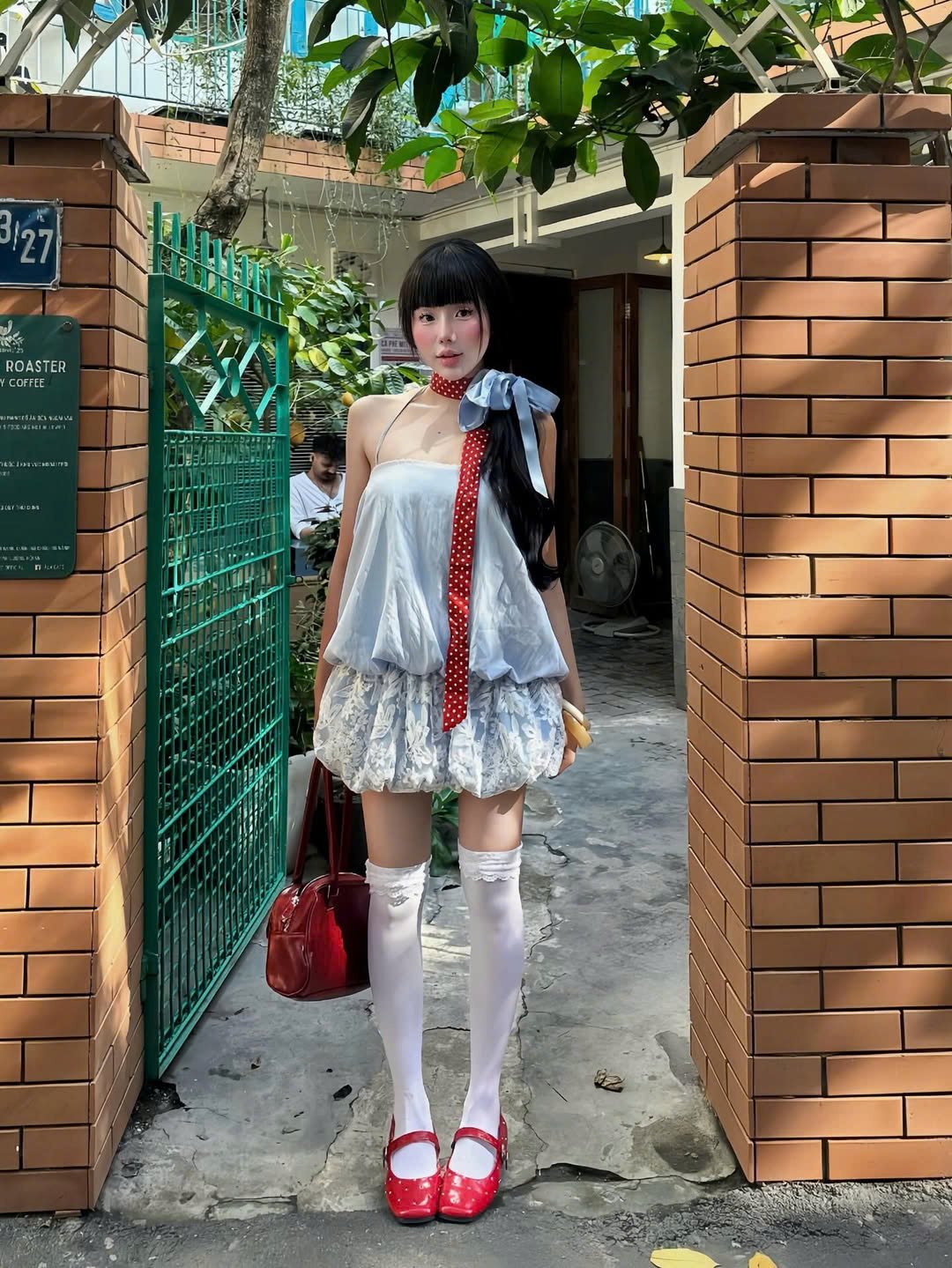 Đầm dáng bí dạng quây mang lại vẻ đẹp gợi cảm, sắc xanh biển dịu mát kết hợp với