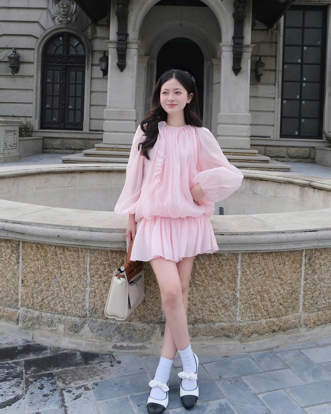 Dành cho những cô nàng yêu thích sự thanh lịch, mẫu đầm dáng bí sở hữu thiết kế 