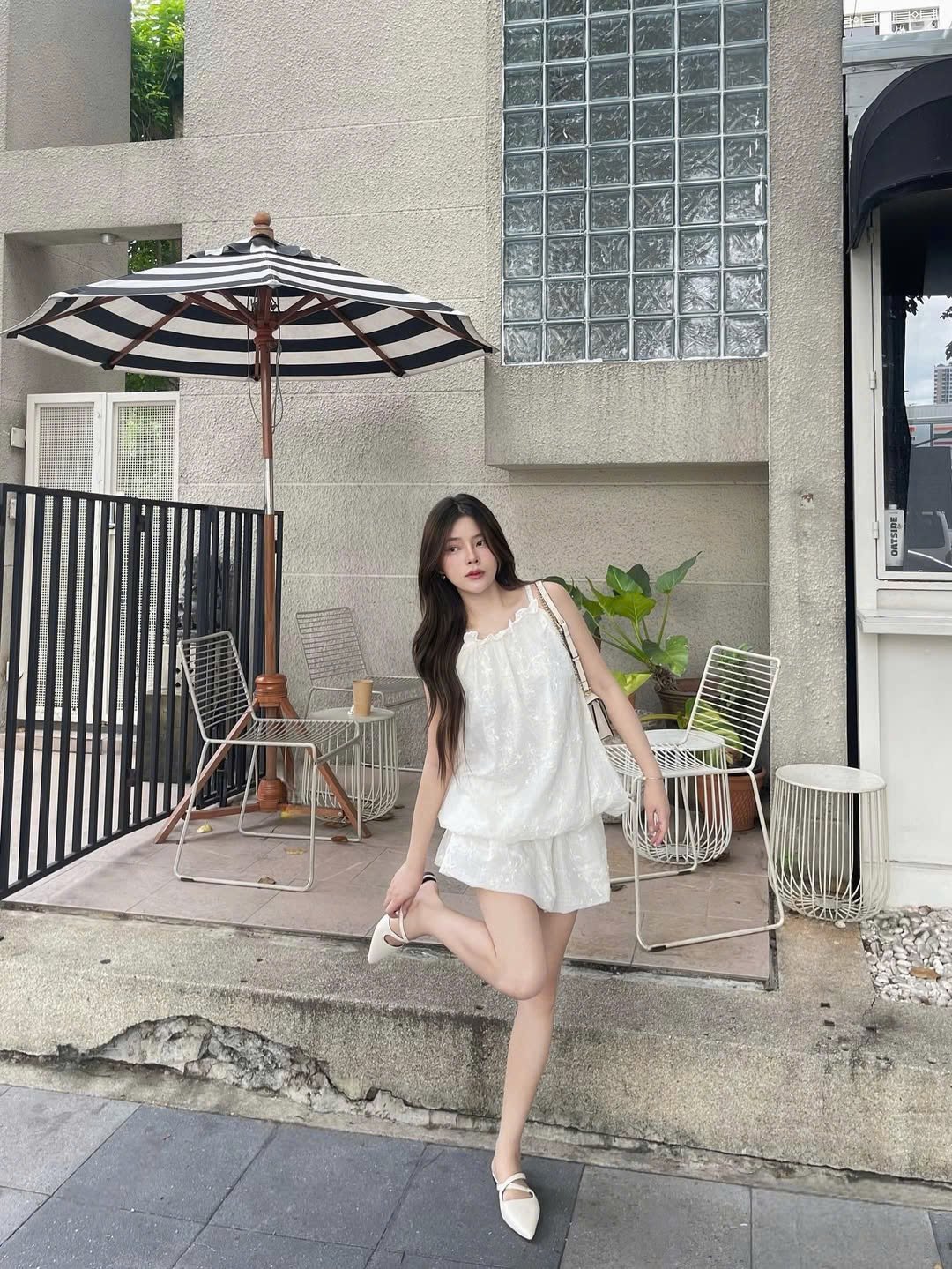 Chiếc đầm dáng bí thực sự tỏa sáng nhờ chất liệu voan cao cấp được điểm xuyết cá