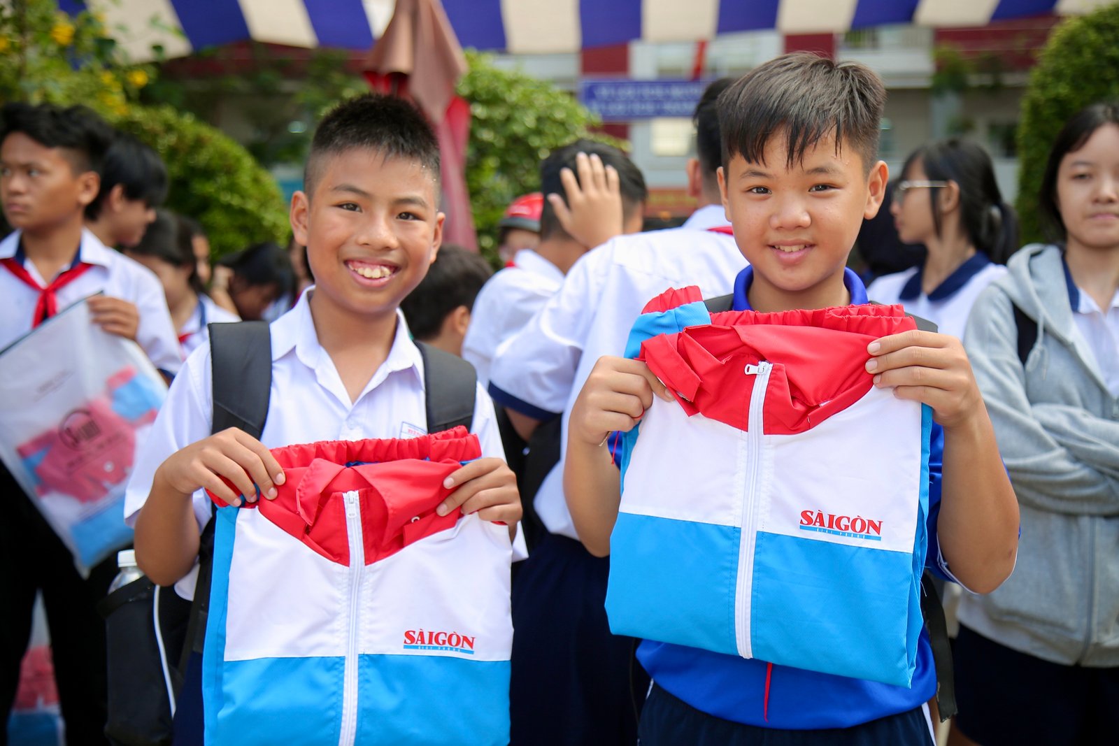 Các bạn học sinh vượt khó hạnh phúc nhận quà đặc biệt của Hoàng Đức