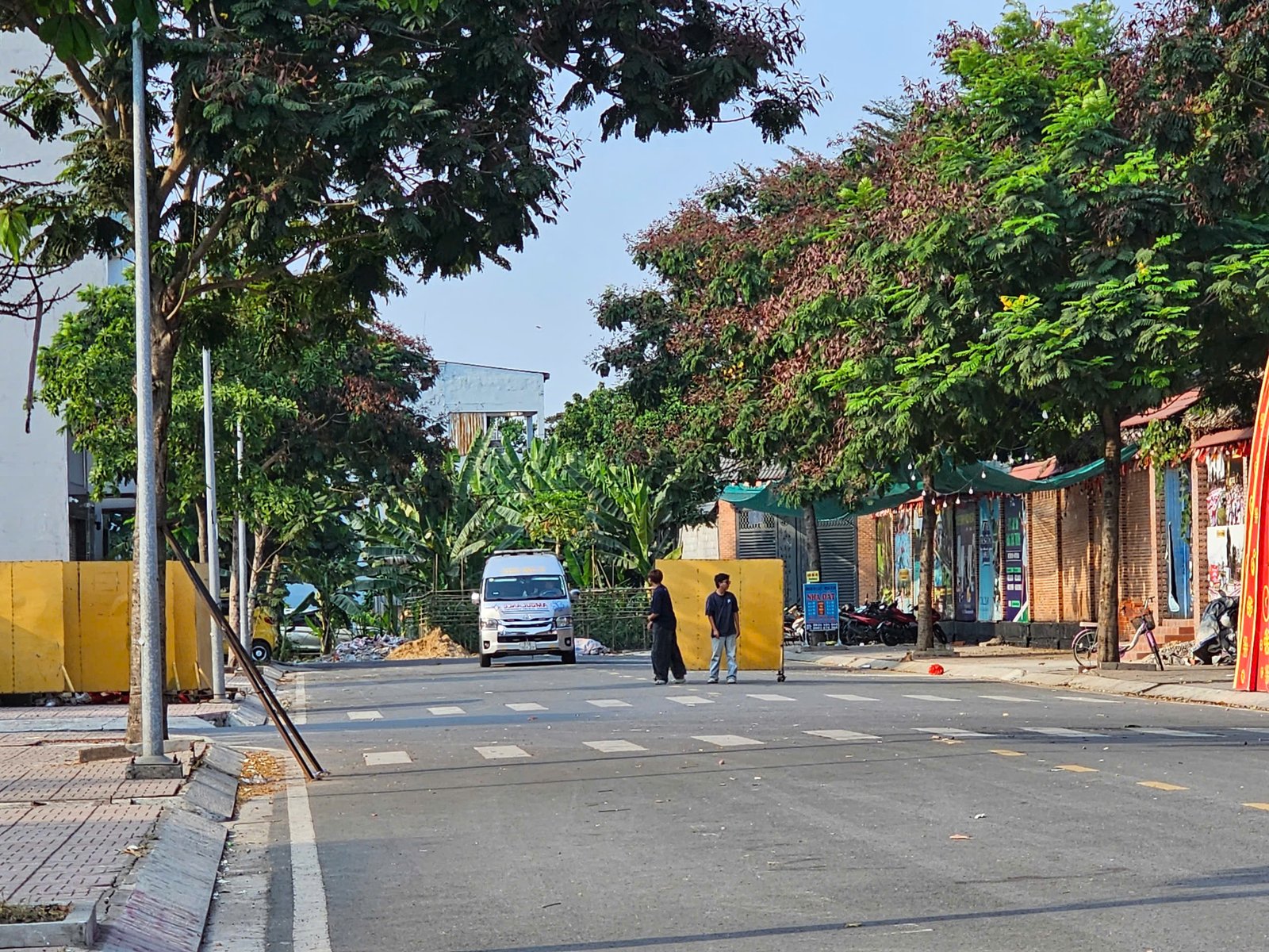 Các nhân viên hồ bơi chốt chặn gần lối ra vào để thông báo cho khách về việc hồ 