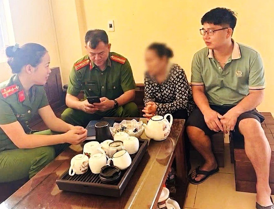 Bà V. (thứ 2 từ phải sang) tránh được vụ lừa đảo chiếm đoạt tài sản do sự nhanh 