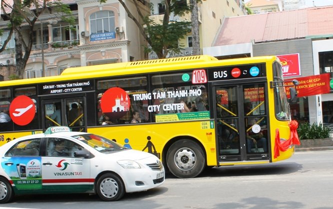 호치민 버스 정류장 이용 모습