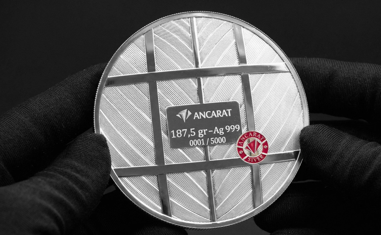 Giá bạc trong nước dao động quanh 2,8 triệu đồng/lượng - Ảnh: H.H.