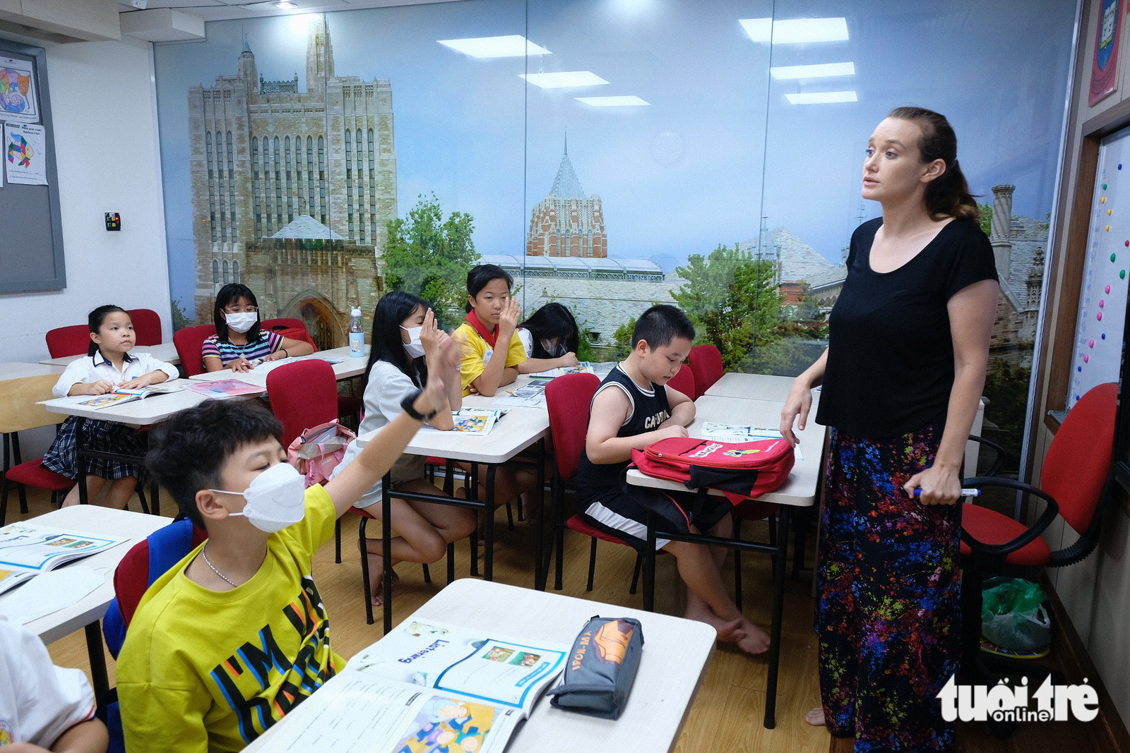 A foreign teacher teaches English to Vietnamese students in Hanoi. Photo: Nam Tr