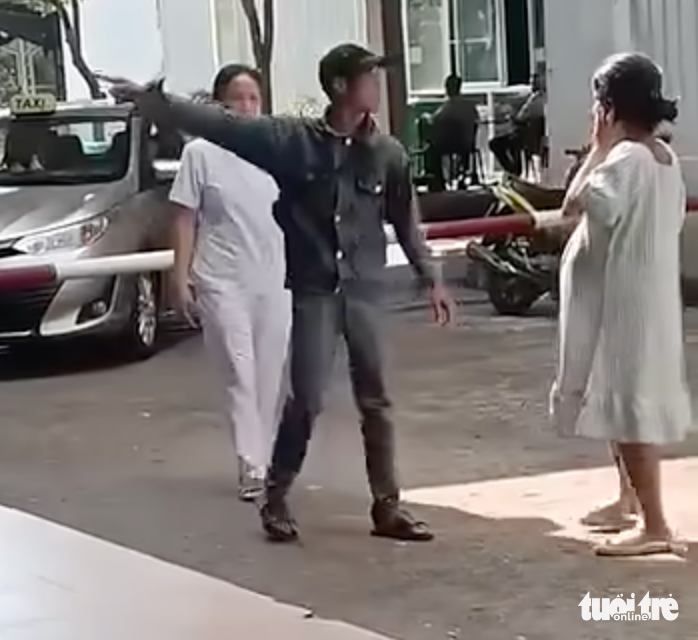 Người đàn ông tát sản phụ P.T.K.L. đến choáng váng là chồng của sản phụ