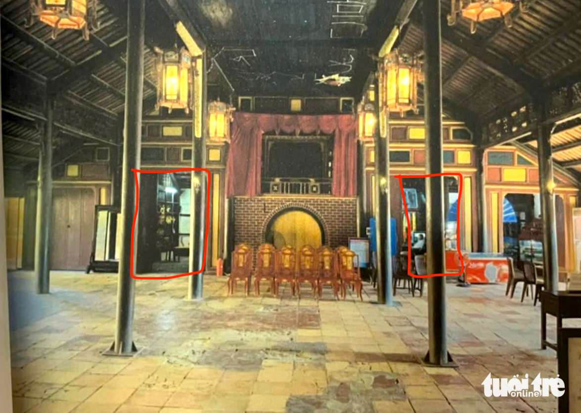 Hình ảnh bên trong Minh Khiêm đường trước khi được trùng tu, phần bôi đỏ là hai 