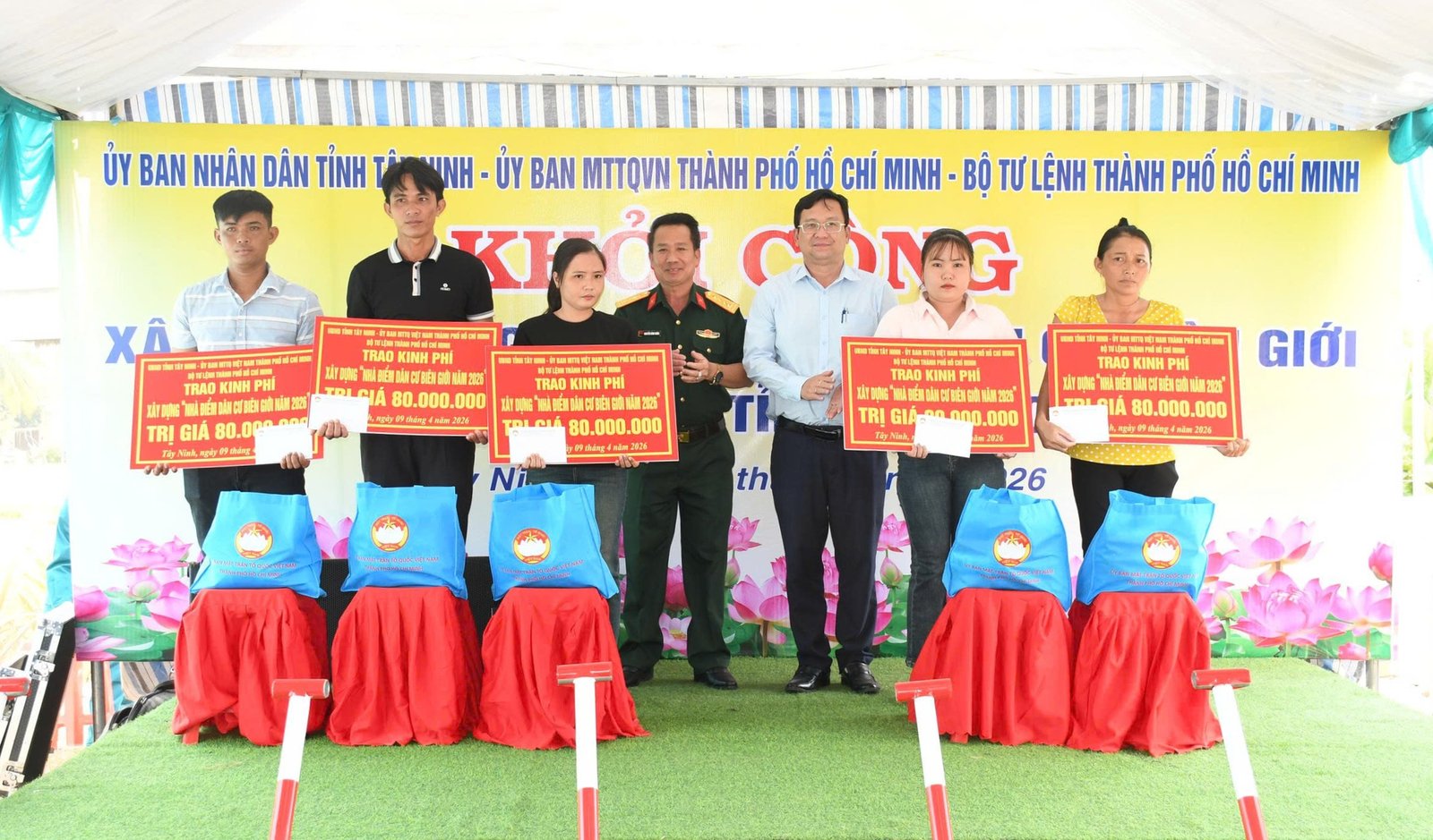 Các đại biểu trao kinh phí xây dựng nhà biên giới cho các hộ dân - Ảnh: AN LONG