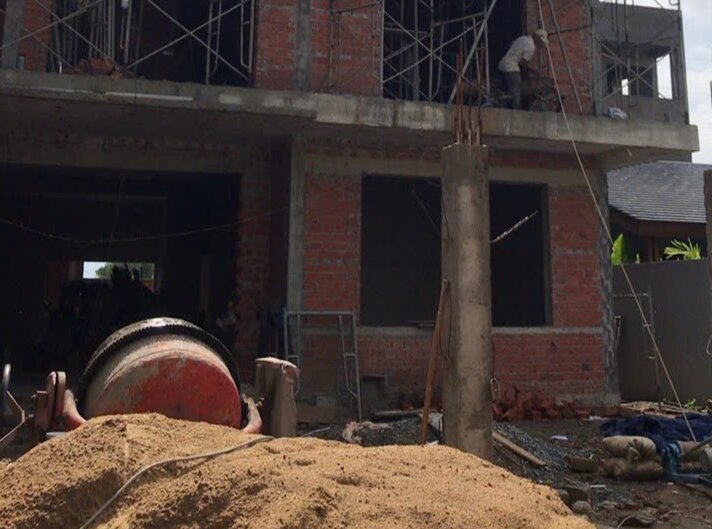 Giá cát neo cao, ảnh hưởng đến nhiều hoạt động xây dựng tại Đà Nẵng - Ảnh: TRƯỜN