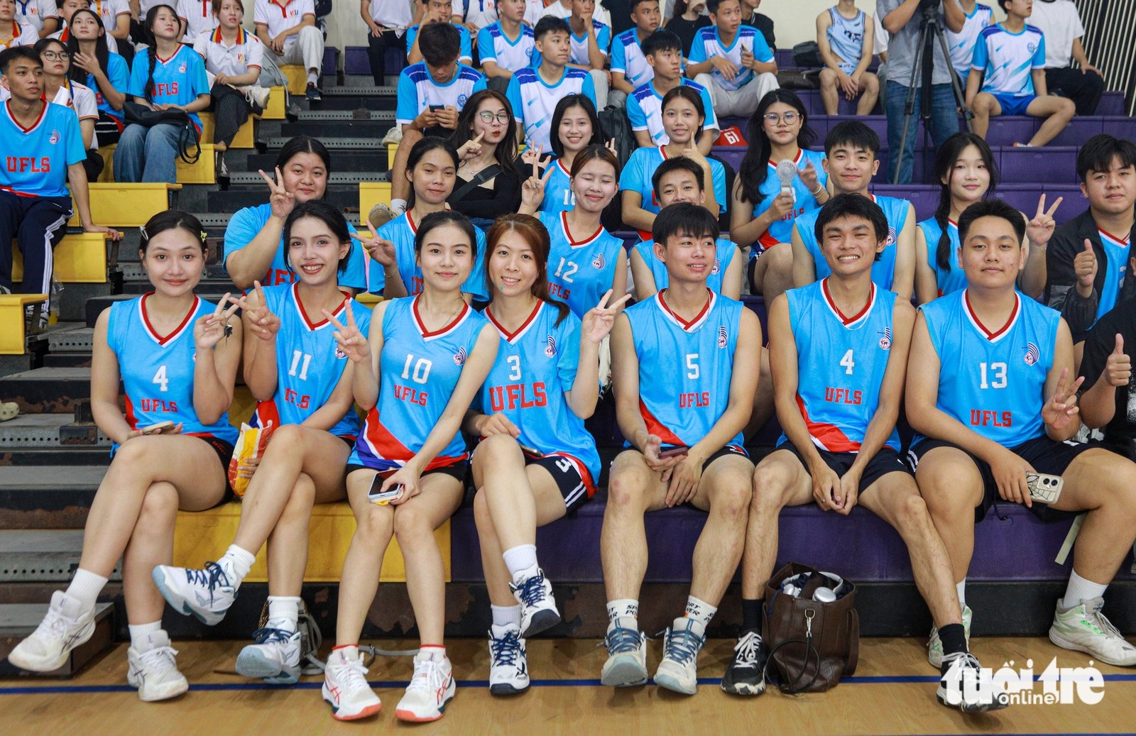 Các đội bước vào tranh tài sôi nổi trong sự cổ vũ nồng nhiệt của đông đảo sinh v