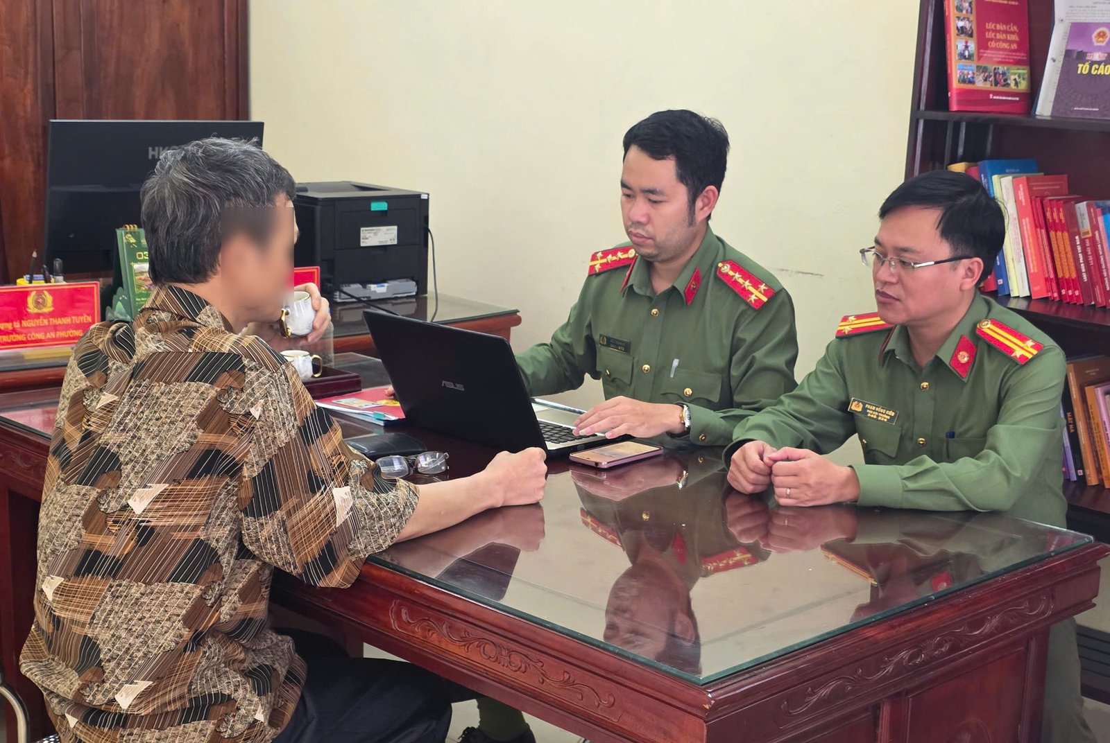 Ông K. được mời lên làm việc về nội dung thông tin giả trên Facebook - Ảnh: QUAN