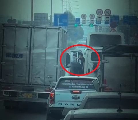 Tài xế xe đầu kéo và xe tải dừng ngay trên đường Đỗ Mười giải quyết mâu thuẫn xả