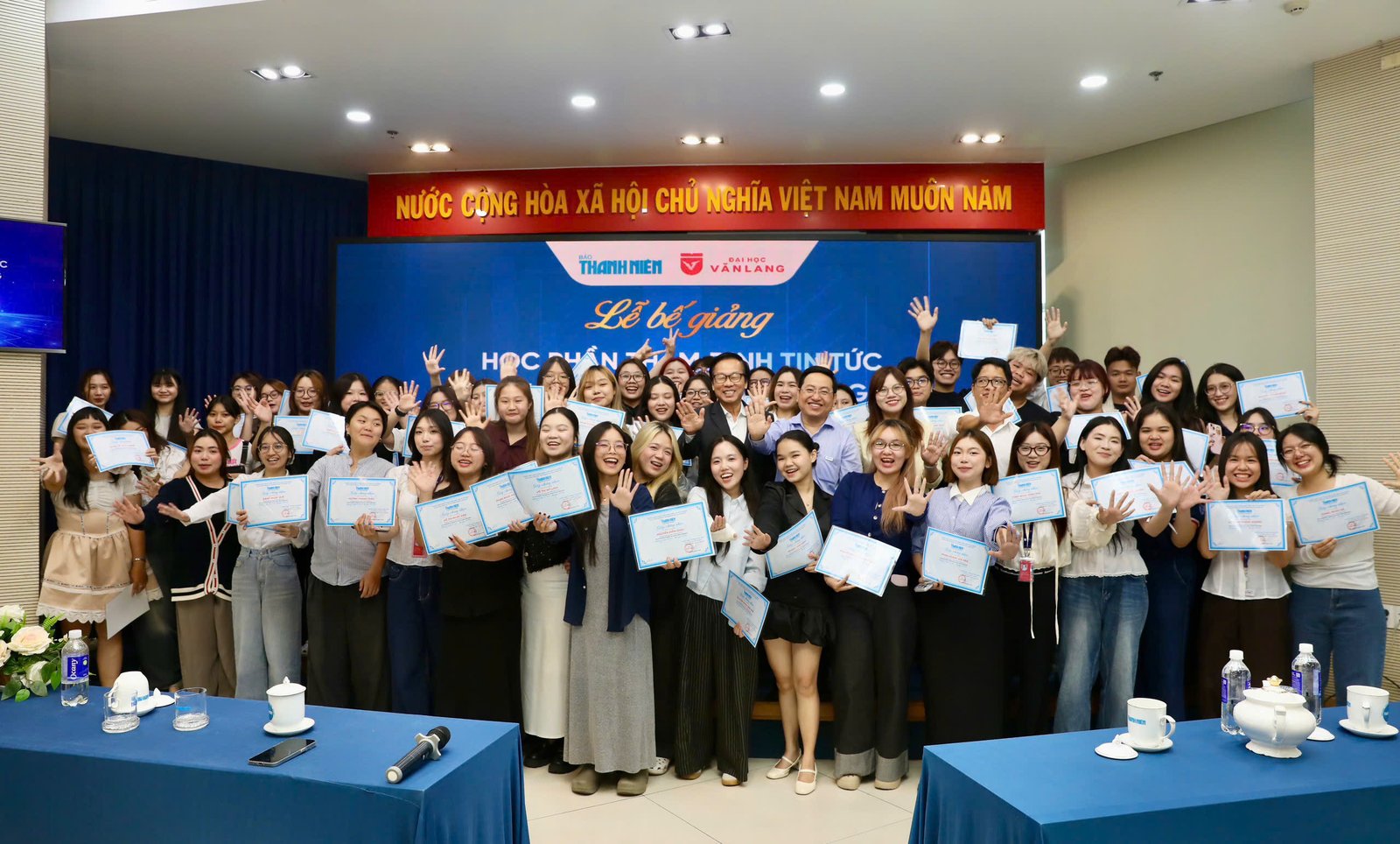 Sinh viên Trường ĐH Văn Lang khoe giấy chứng nhận hoàn thành khóa Thẩm định tin 