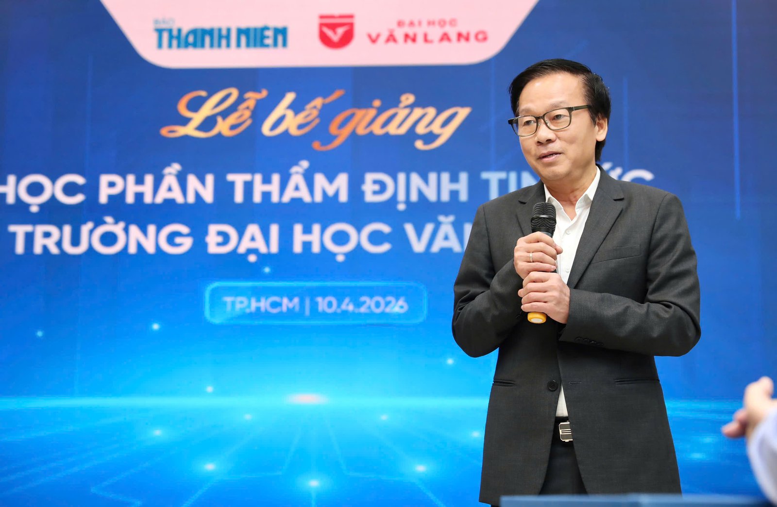 Tiến sĩ Võ Văn Tuấn mong sinh viên VLU tiếp tục trau dồi kiến thức sau khi rời k