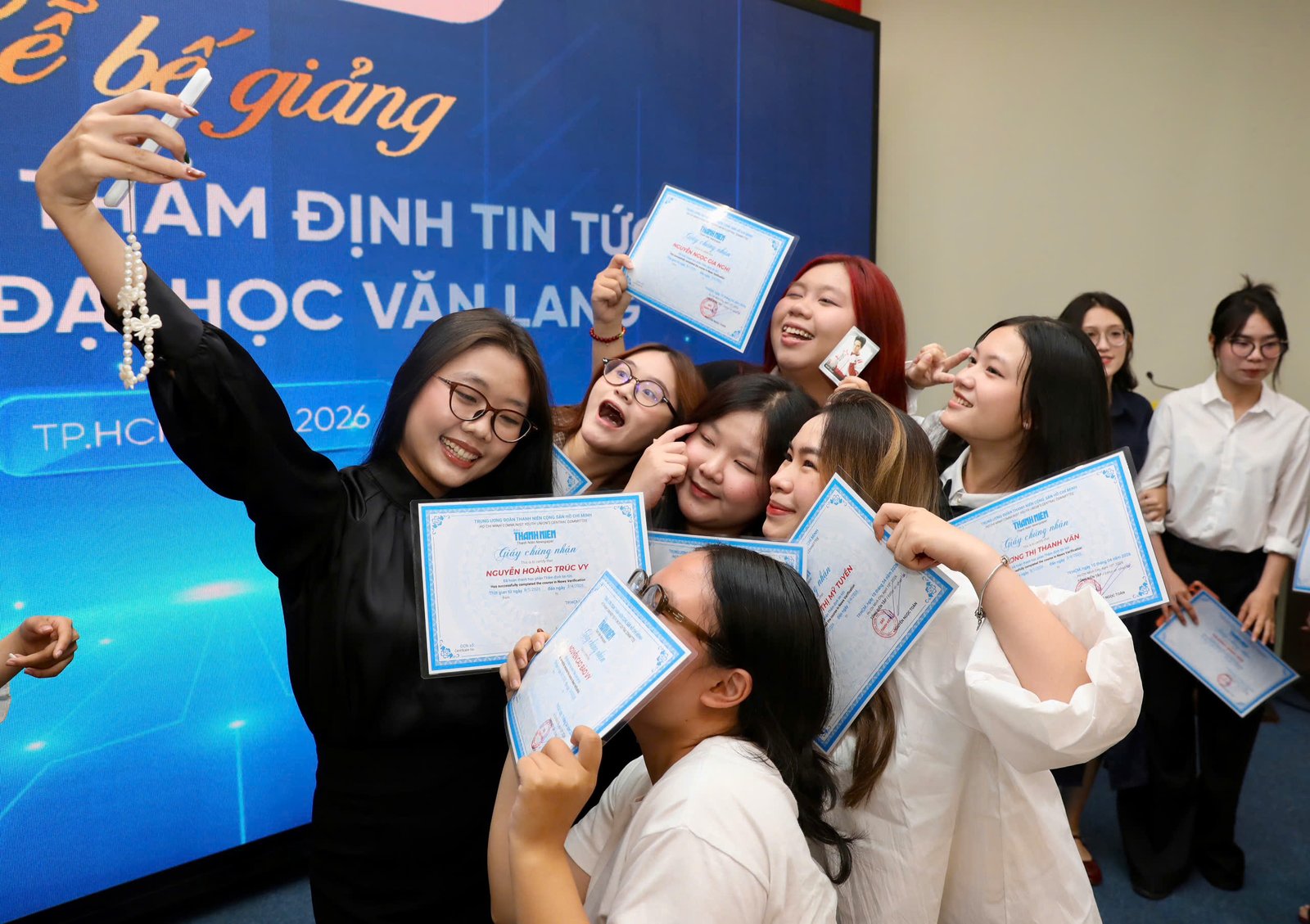 Sinh viên hào hứng lưu giữ kỷ niệm tại tòa soạn Báo Thanh Niên