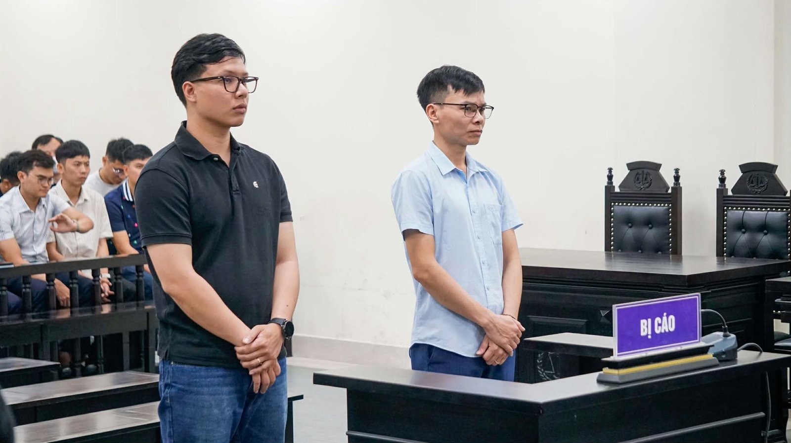 Hai cựu công an quận Cầu Giấy bị đưa ra xét xử sáng 9-4 với cáo buộc thiế