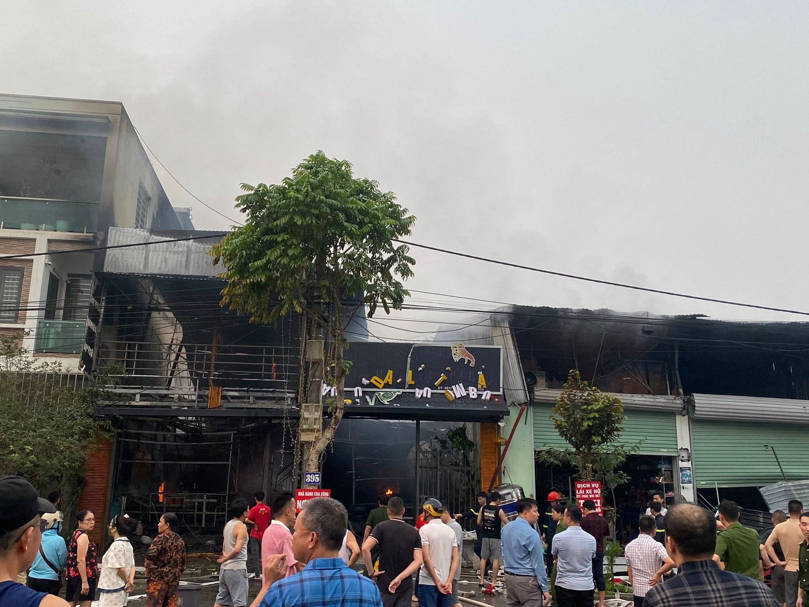 Nhà hàng lẩu cua sông và ba nhà dân liền kề bị cháy lan - Ảnh: THANH TUẤN