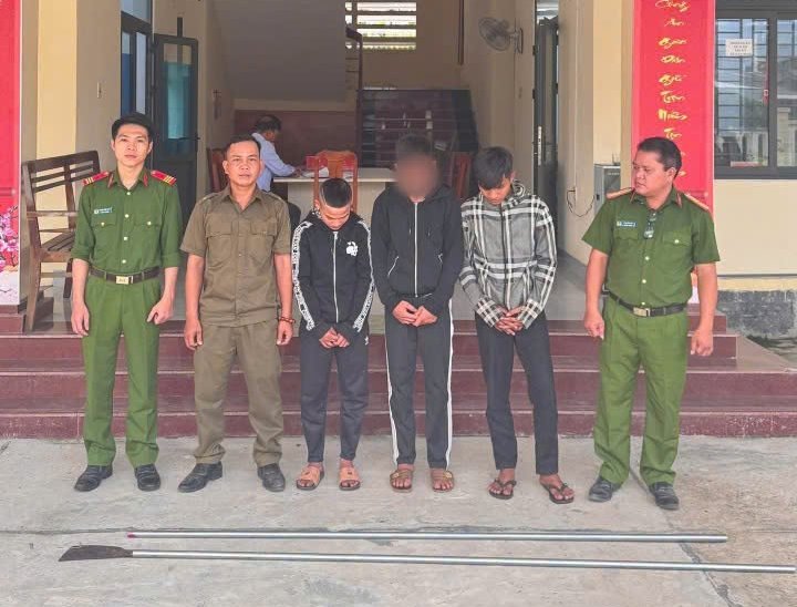 Ba thanh niên được mời làm việc, với dao phóng lợn - Ảnh: Công an xã Sơ