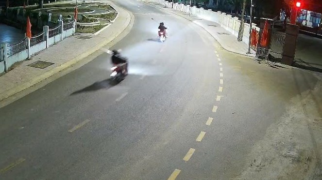 Ba thanh niên đi trên hai xe máy, mang theo 2 dao phóng lợn, gây náo loạn v