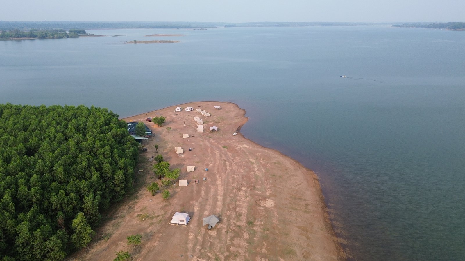 Một điểm cắm trại ven hồ Trị An