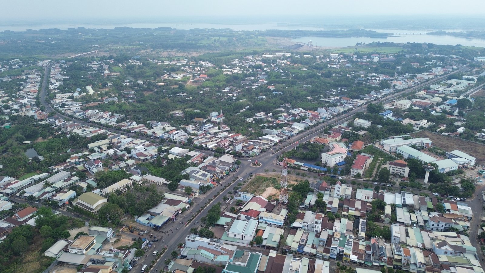 Trung tâm hành chính của xã Trị An nằm cạnh hồ Trị An