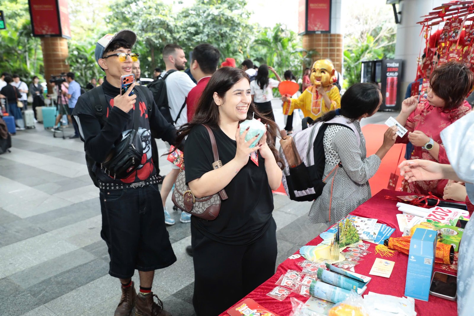 Khách quốc tế đến tham quan TP Đà Nẵng - Ảnh: B.D.