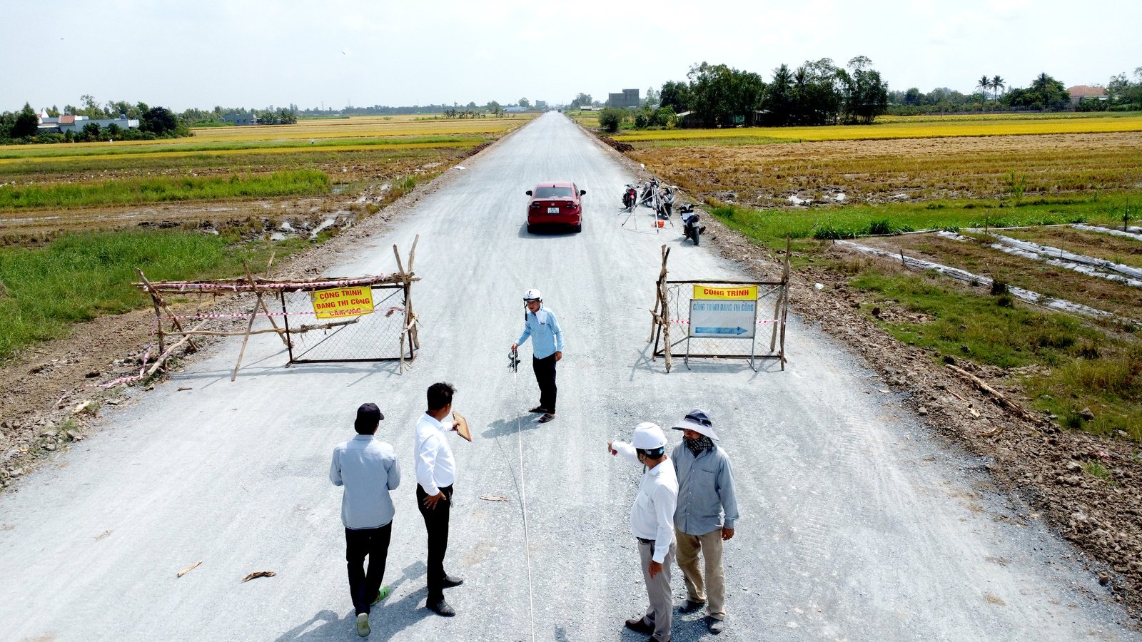 Tuyến đường dọc sông Tiền, tỉnh Đồng Tháp đang được các nhà thầu gấp rút thi côn