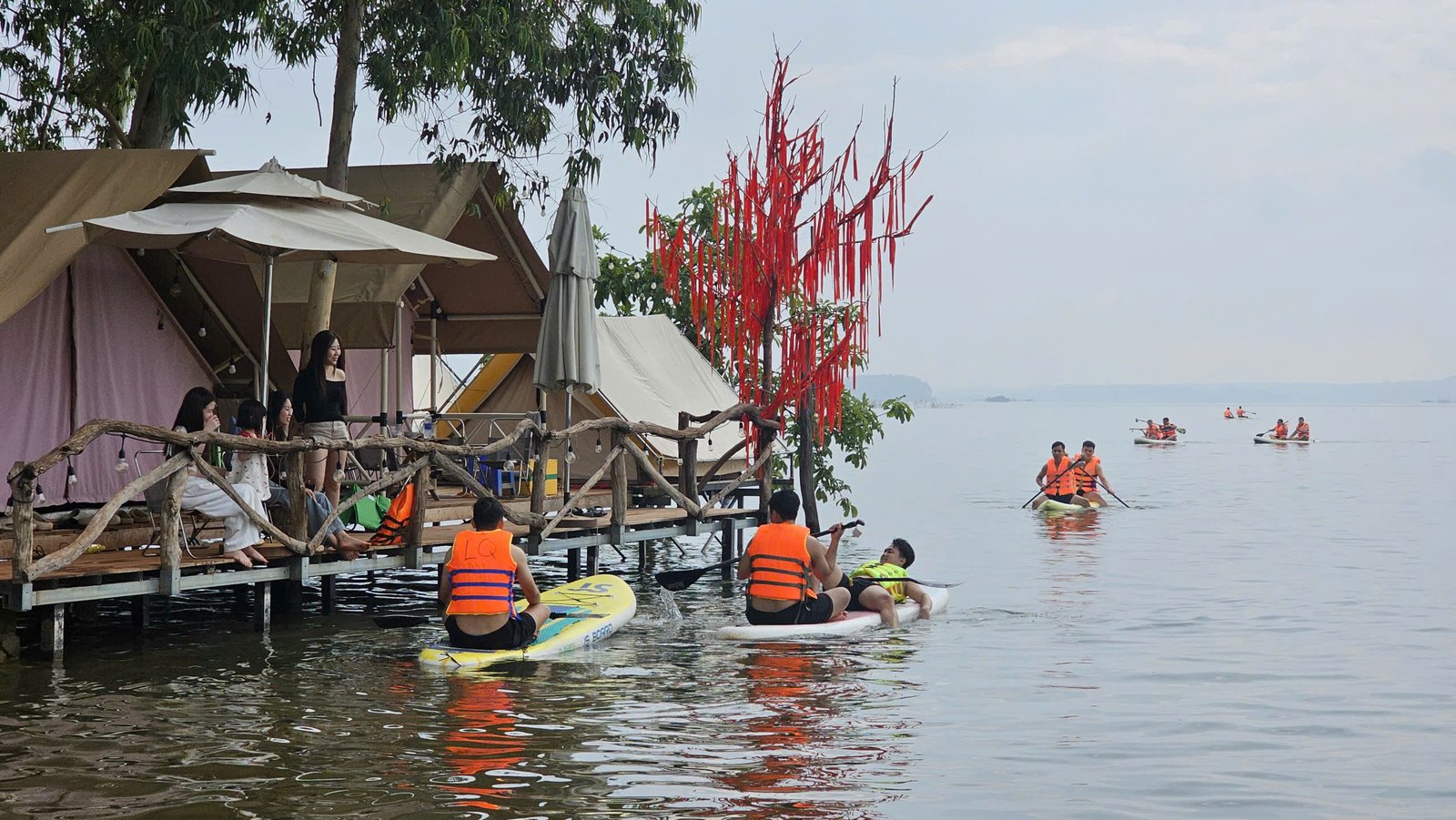 Vào dịp cuối tuần, rất đông du khách từ TP.HCM về hồ Trị An vui chơi