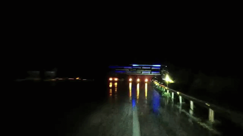 Camera ghi lại cảnh xe khách 25E-002.xx bị lật trên cao tốc - Ảnh: D.C.