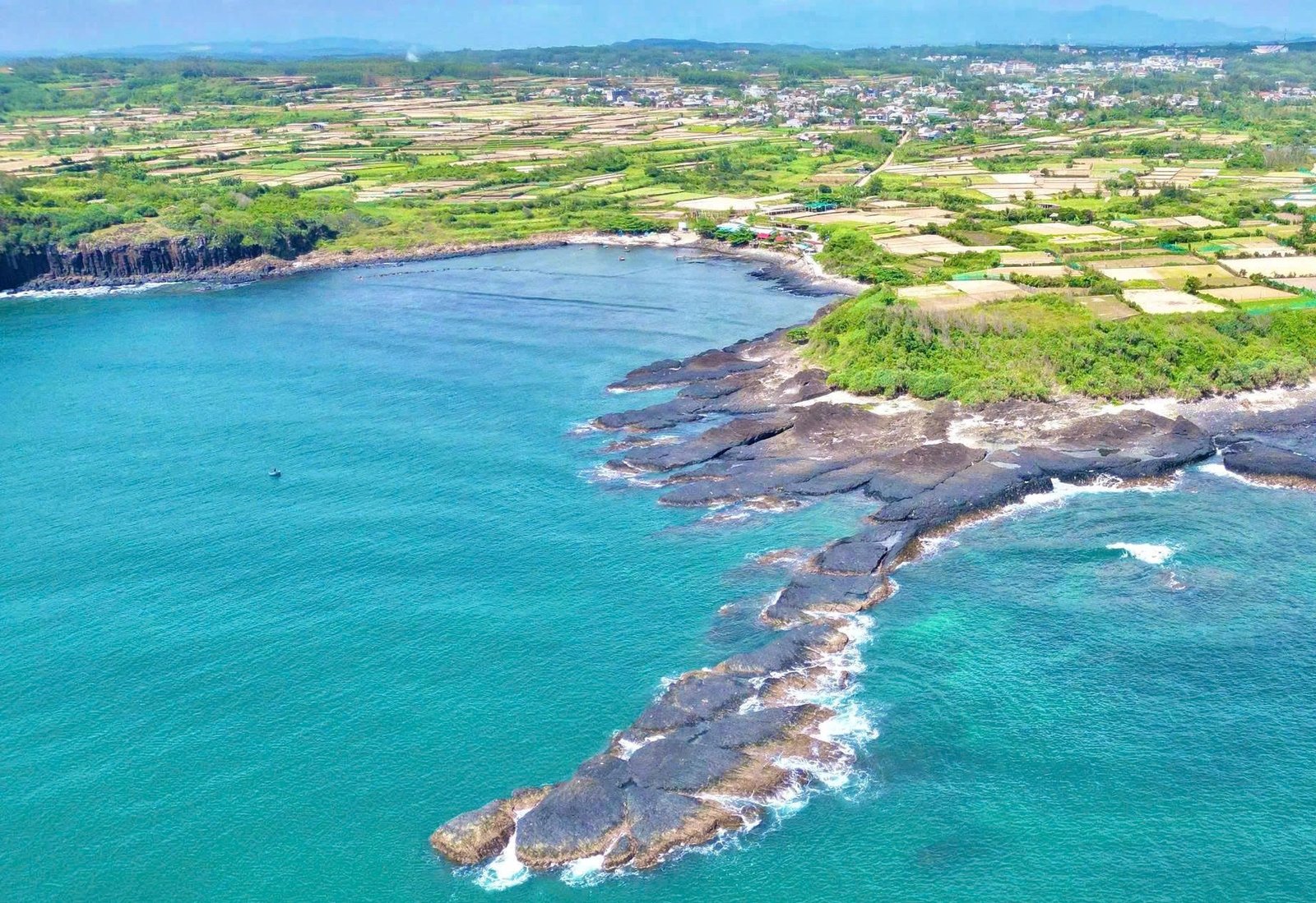 Phía đông Quảng Ngãi là bờ biển đẹp với nhiều điểm đến thu hút - Ản