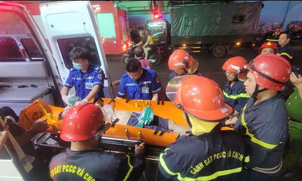 Bệnh nhân được đưa lên xe cấp cứu - Ảnh: PC07