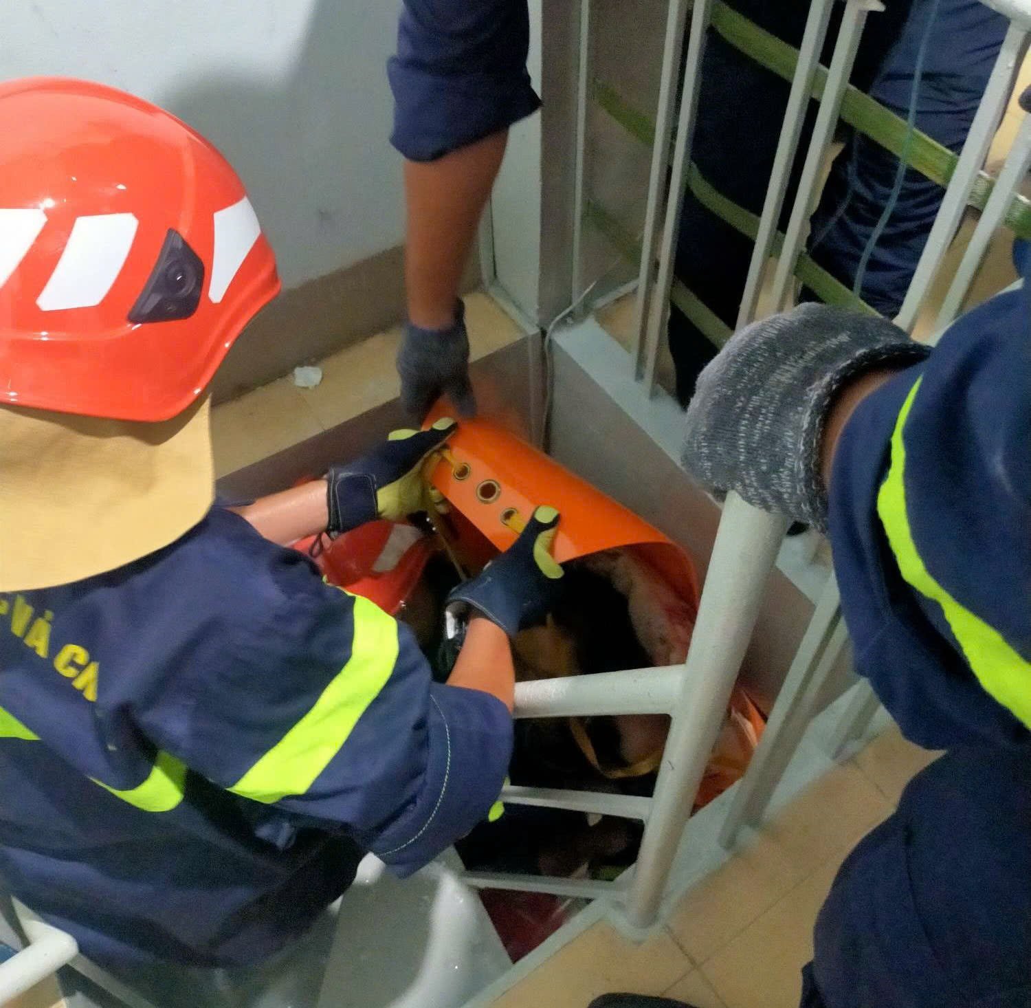 Do thang cuốn nhỏ, hẹp nên phải nhờ đến sự trợ giúp của lực lượng cảnh sát phòng