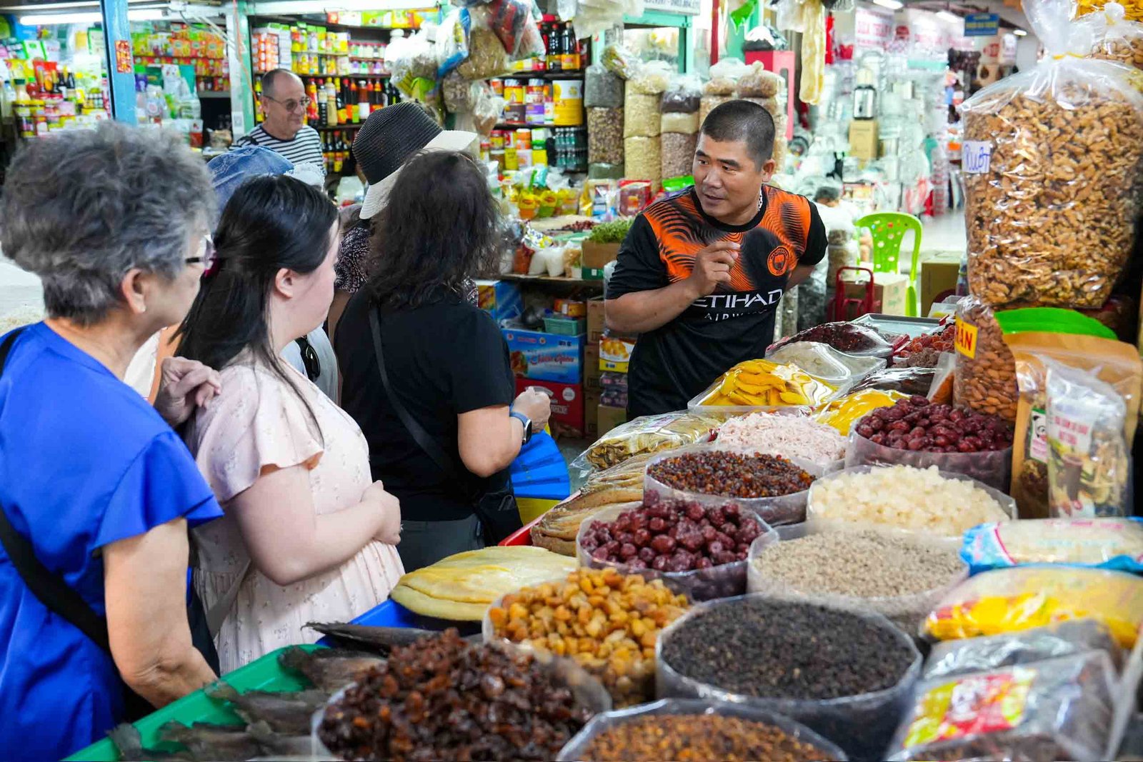 Một hộ kinh doanh tại chợ Bình Tây, TP.HCM - Ảnh: HỮU HẠNH