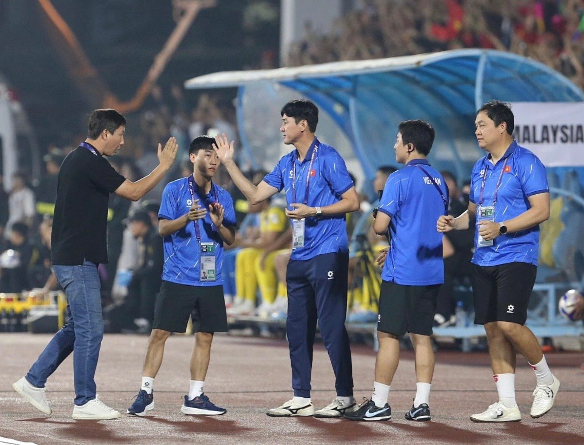 Trợ lý Lee (giữa)