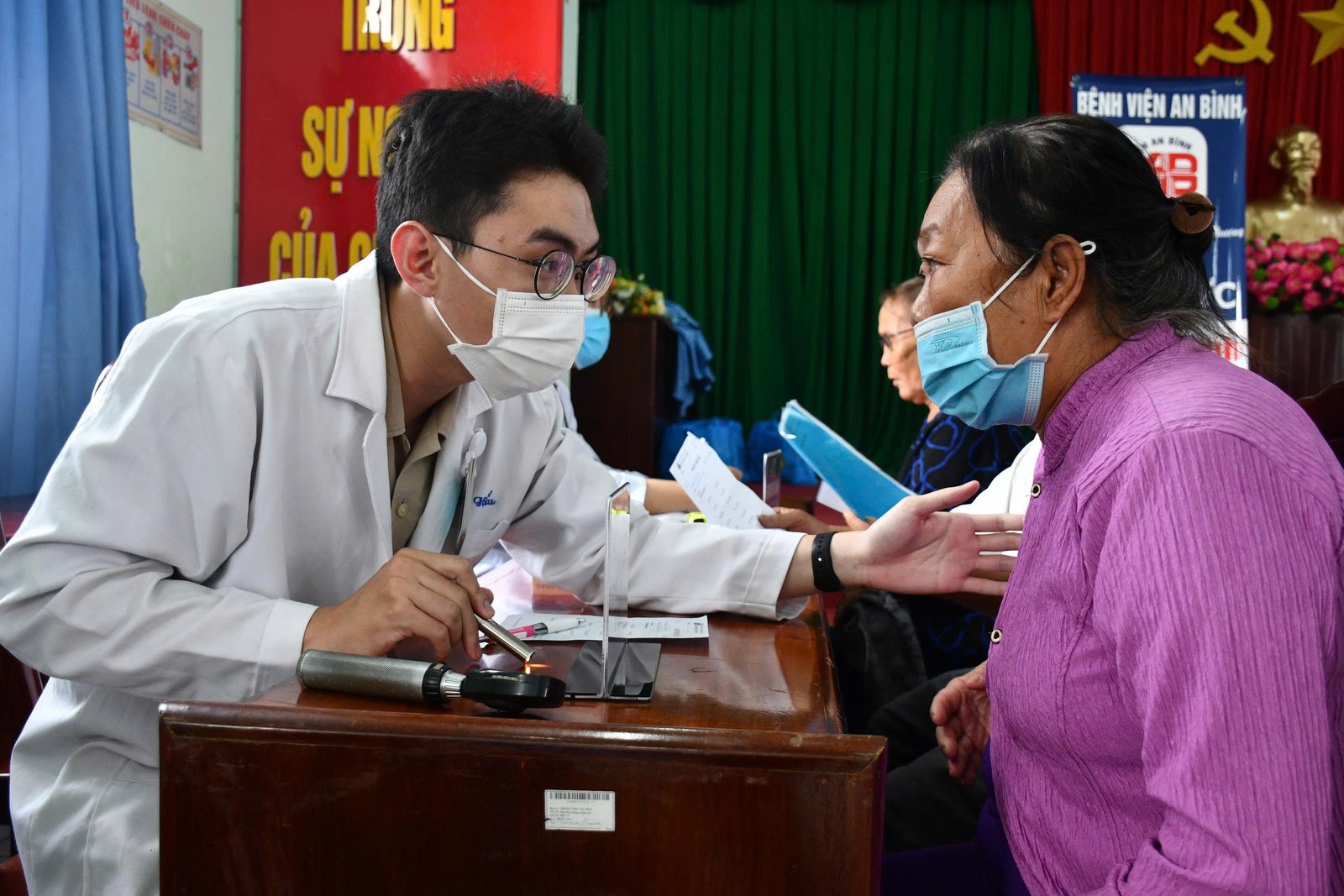 Đoàn khám bệnh và phát thuốc miễn phí cho người dân biên giới - Ảnh: AN LONG