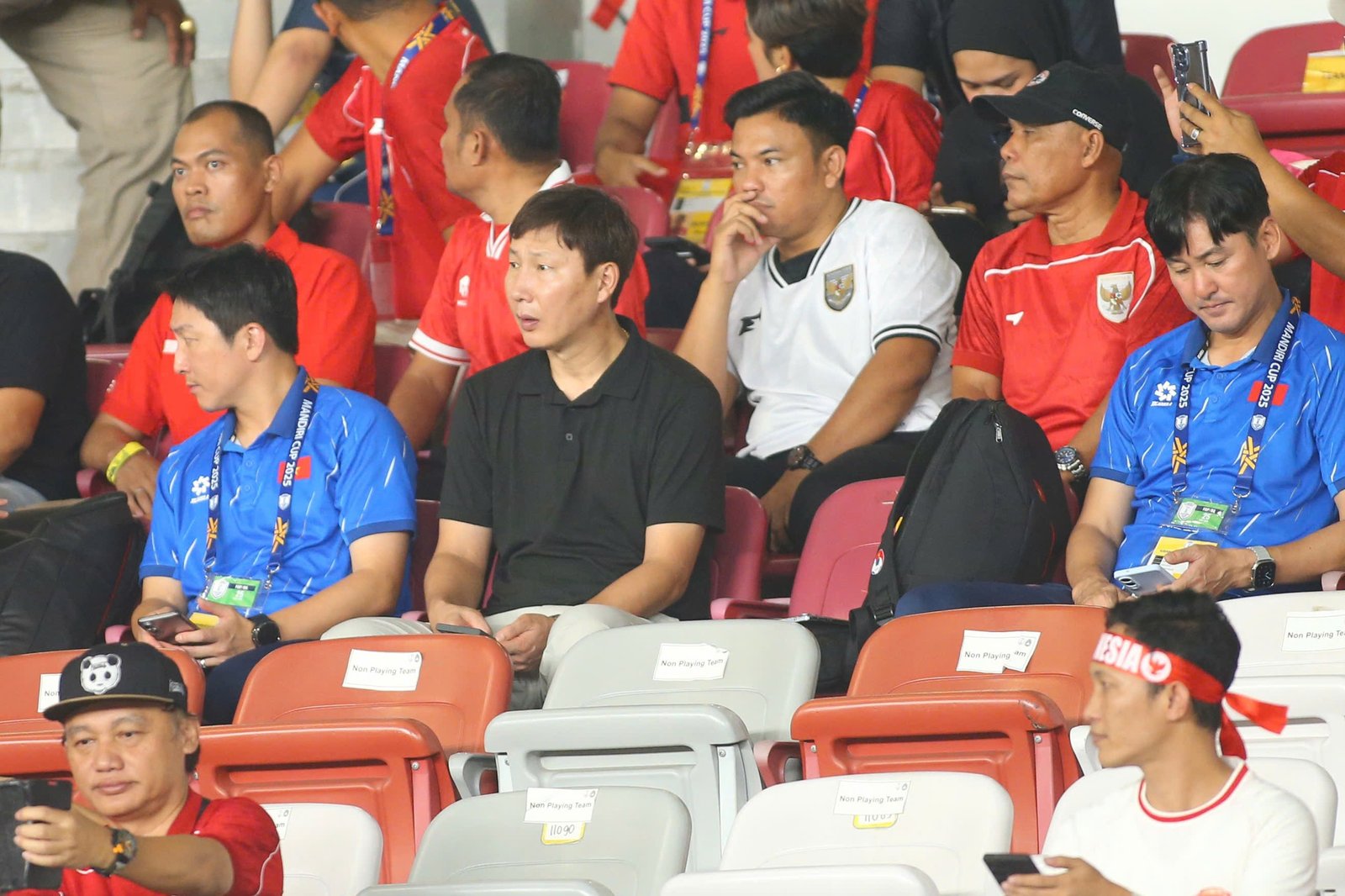 Trợ lý Lee Jung-soo (bìa phải) cùng HLV Kim Sang-sik trong lần đi dọ thám lối ch