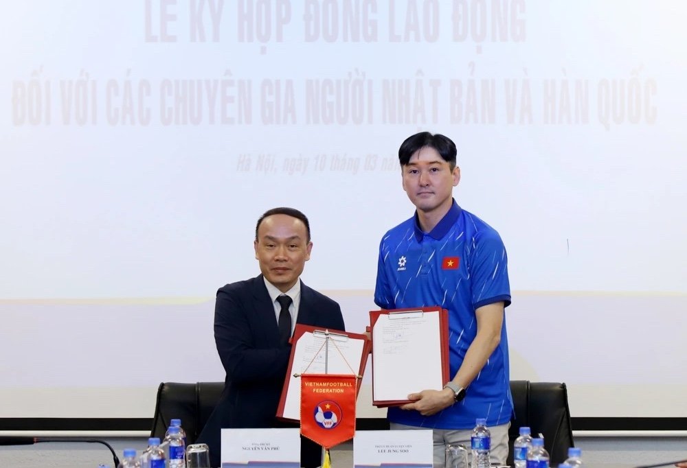 HLV Kim Sang-sik đã chia tay trợ lý Lee Jung-soo