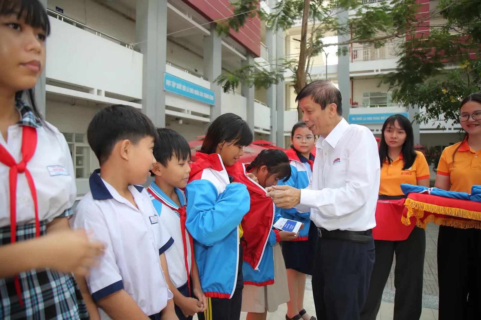 Nhà báo Nguyễn Khắc Văn, quyền Tổng Biên tập Báo SGGP , trao áo 