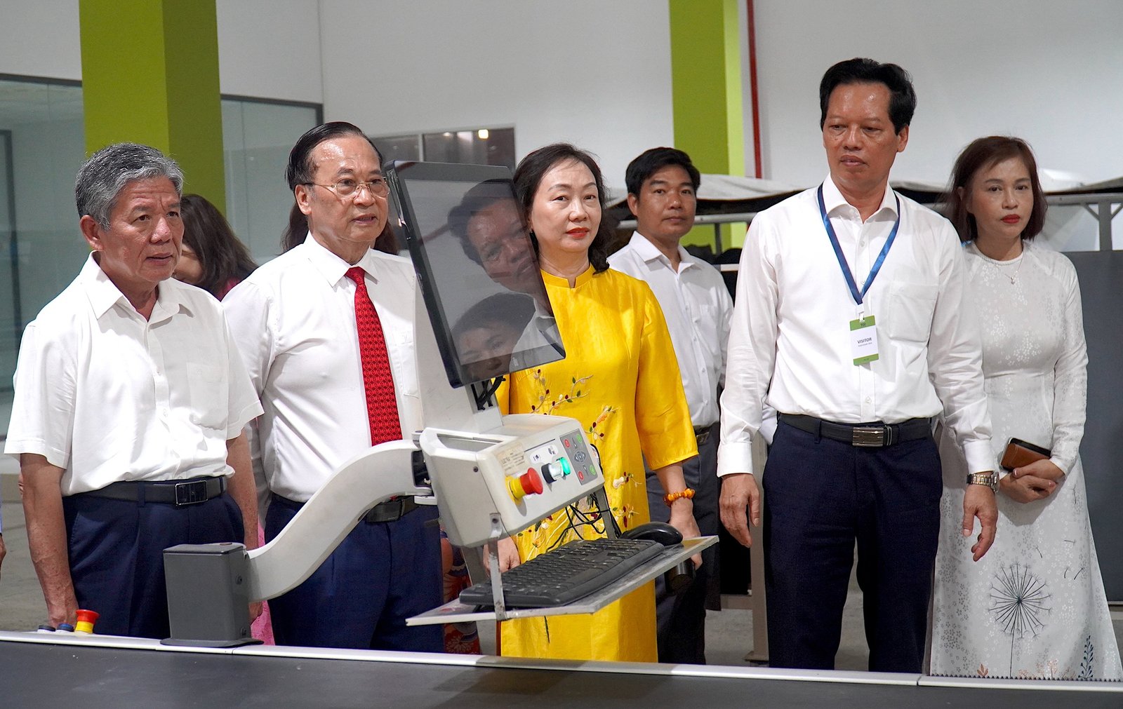 Ông Ngô Chí Cường (bìa trái) - Bí thư Tỉnh ủy Đồng Tháp - tham quan tại xưởng sả