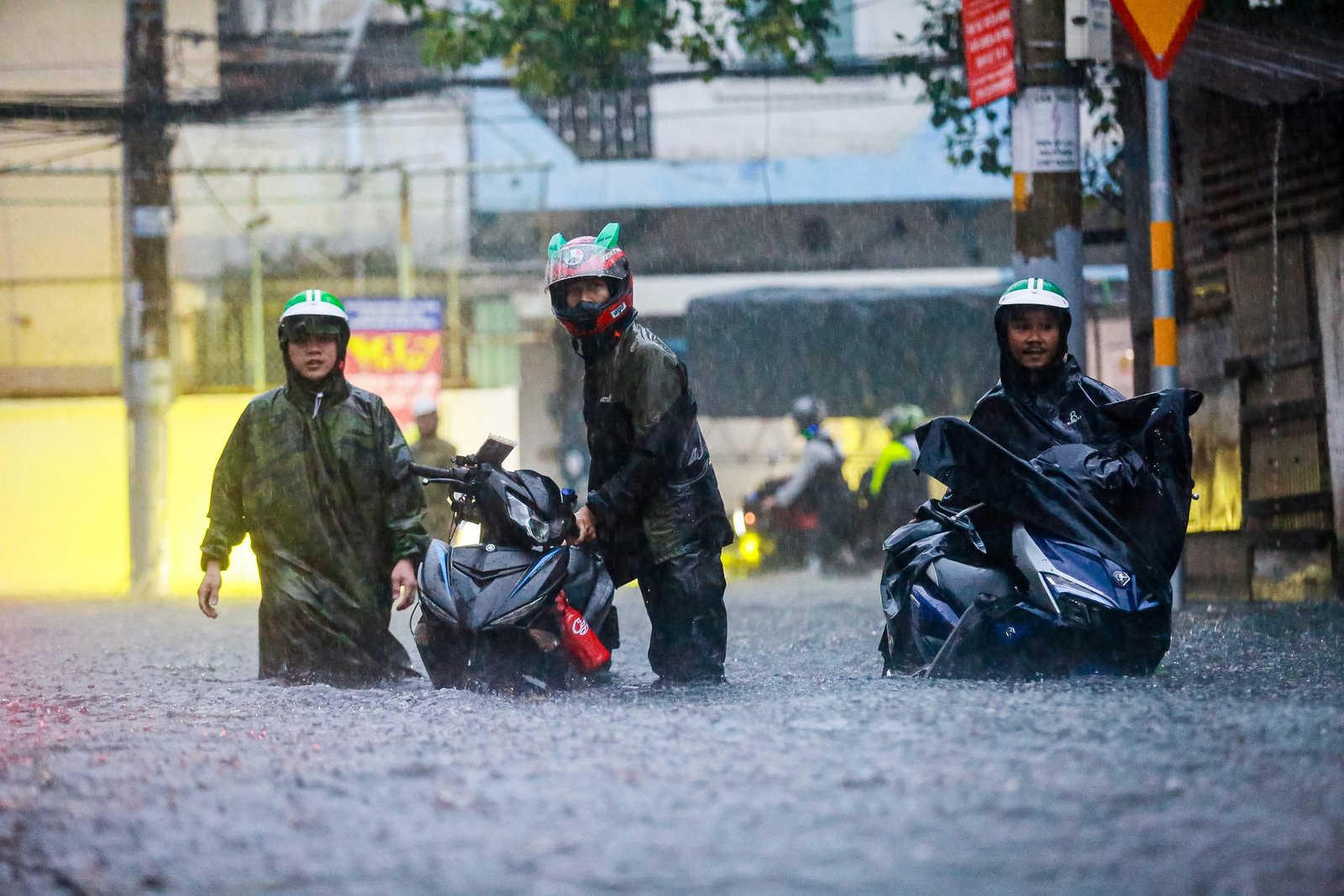 Ngập lút bánh xe ở khu vực chợ Thủ Đức - Ảnh: CHÂU TUẤN