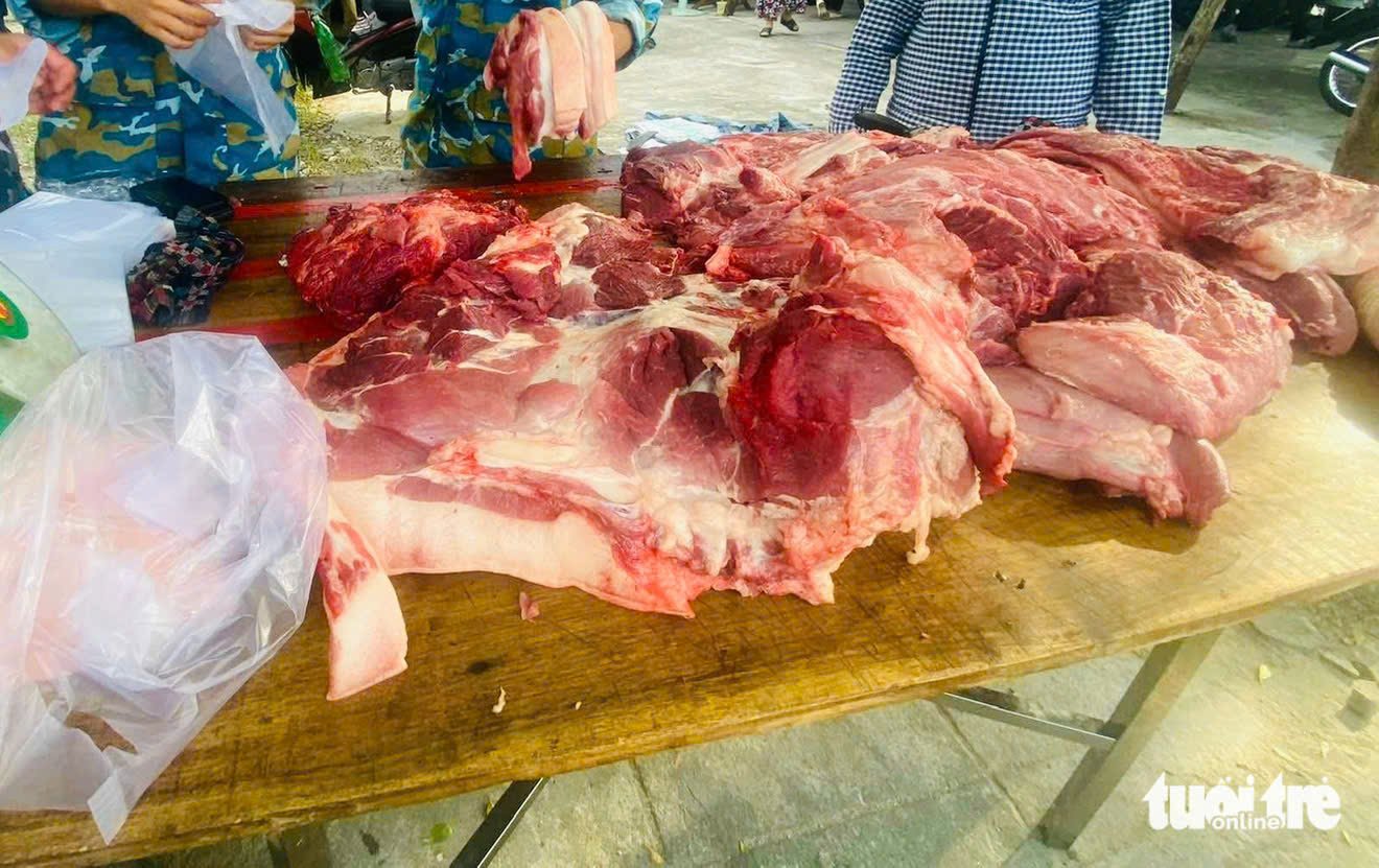 Bác sĩ lưu ý người dân nên đeo găng tay khi chế biến thịt sống, nhất là khi tay 