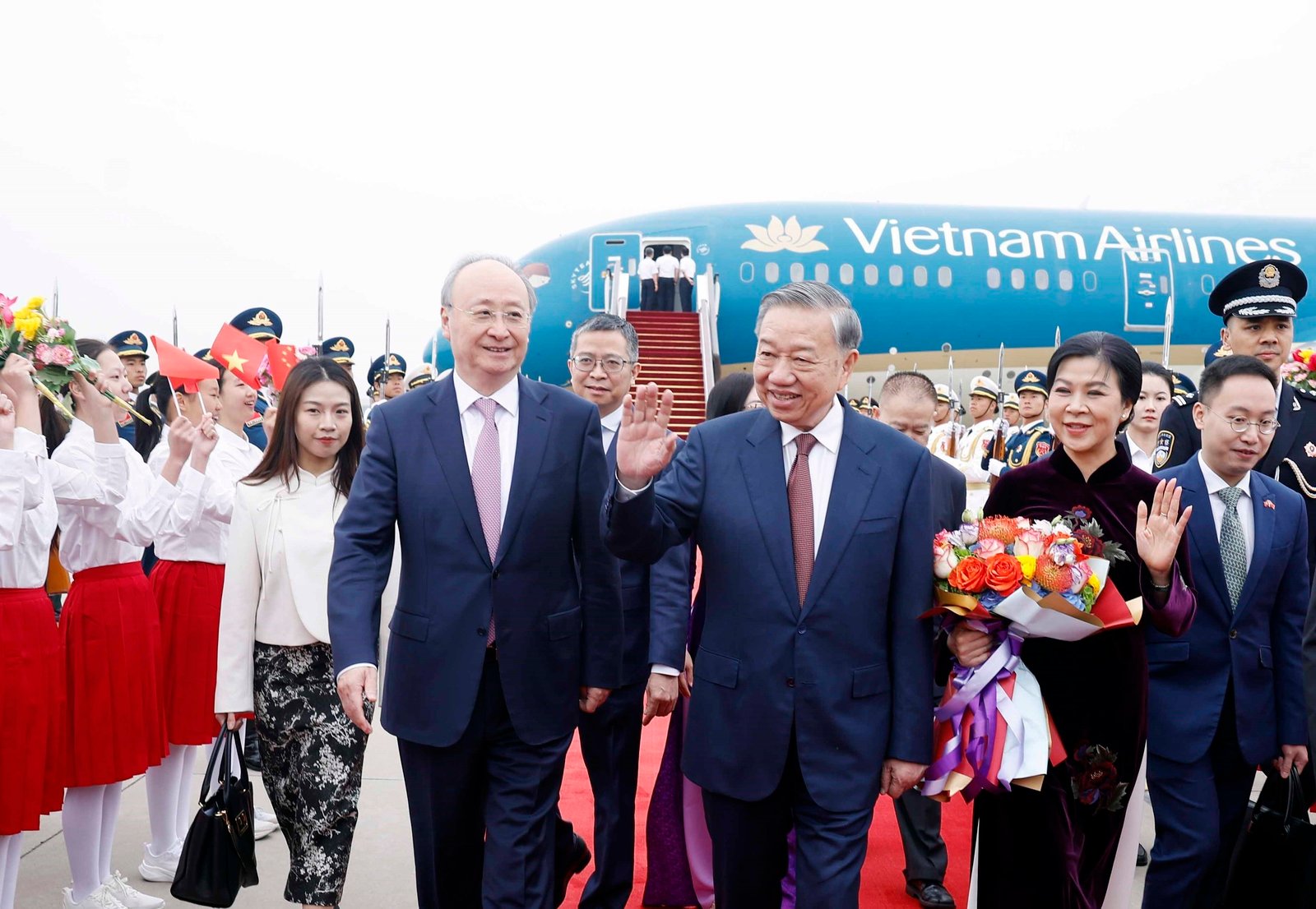 Tổng Bí thư, Chủ tịch nước Tô Lâm và phu nhân tại sân bay quốc tế Bắc Kinh